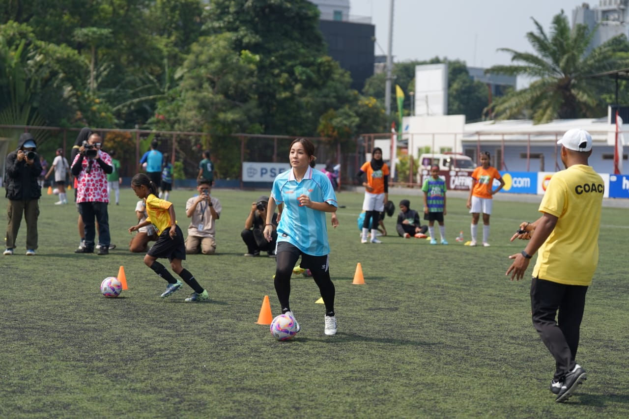 Legenda Jepang Mana Iwabuchi Latih 100 Bibit Muda Pesepak Bola Putri Indonesia 
