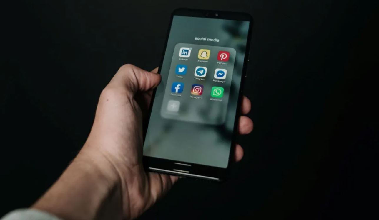 Jalan Tengah Kontroversi Satu Akun Medsos Per Orang