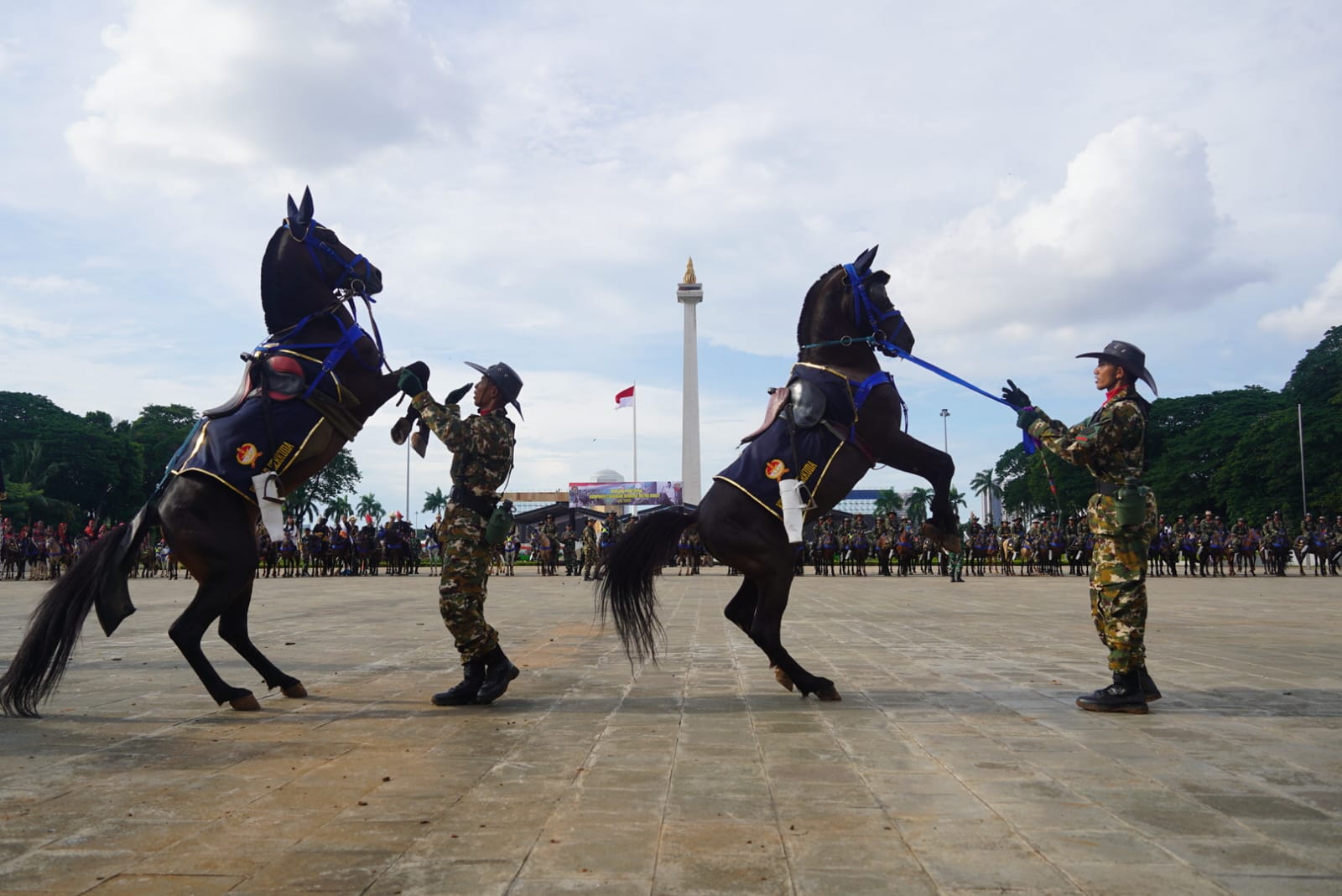 Kemenhan Resmikan 130 Personel Komcad Berkuda di Monas