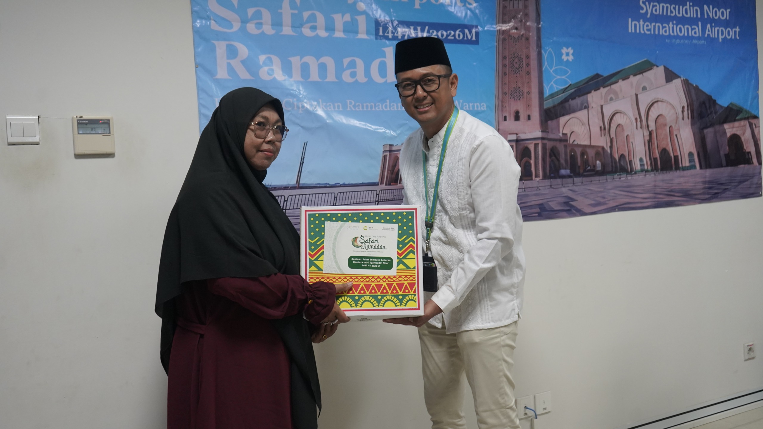 Safari Ramadan, Bandara Syamsudin Noor Salurkan Ratusan Paket Lebaran