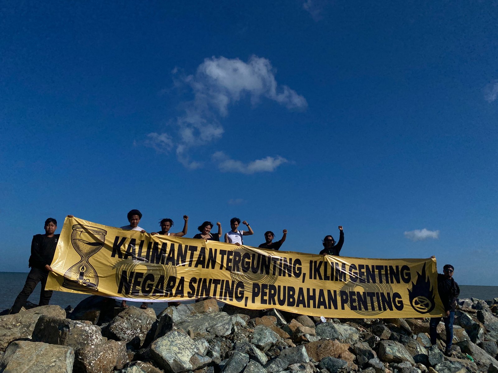 XR Meratus Gelar Aksi Simbolik di Pantai Takisung, Soroti Krisis Iklim dan Kerusakan Lingkungan