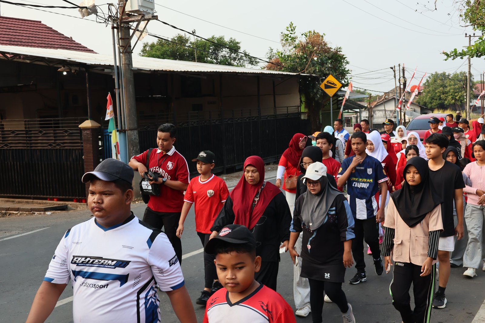 Bang Iyal Ajak Warga Cempaka Sari Jaga Kebersamaan Lewat Jalan Santai