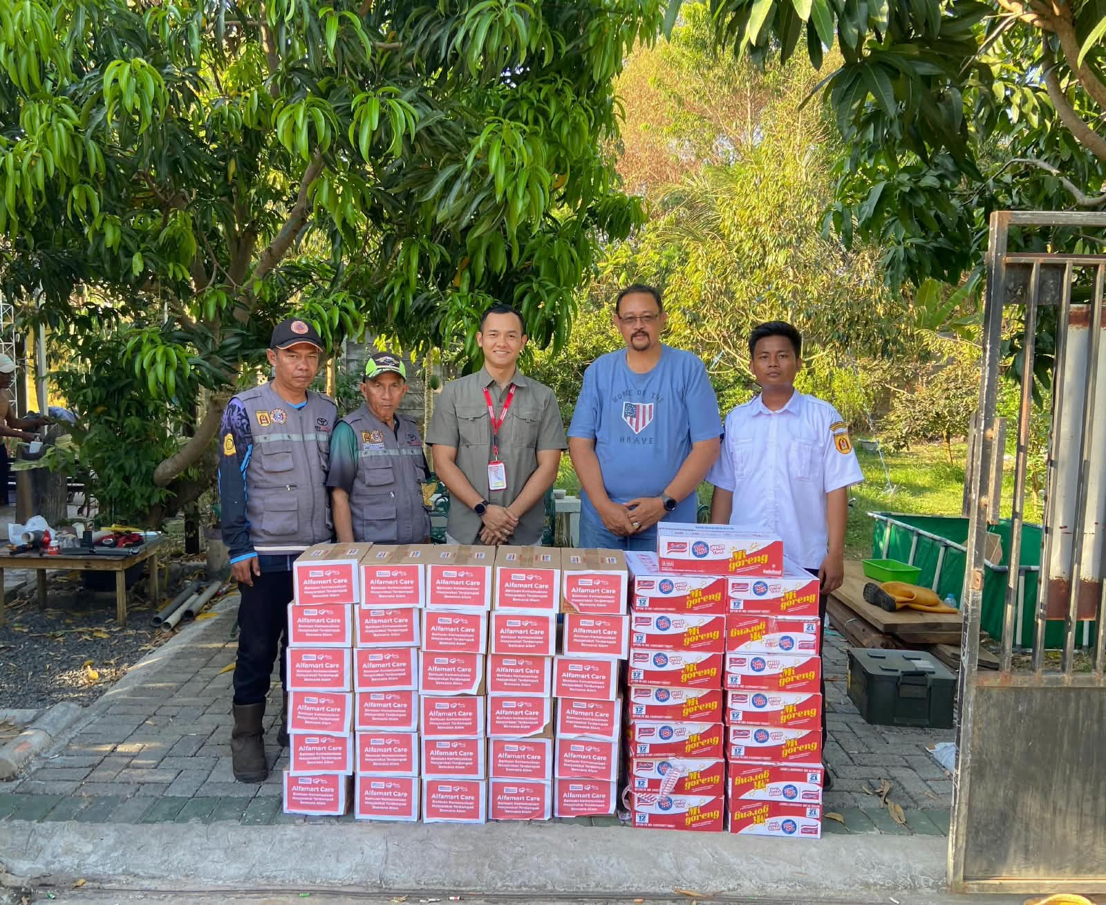 Alfamart Salurkan Bantuan untuk Relawan Karhutla di Banjarbaru